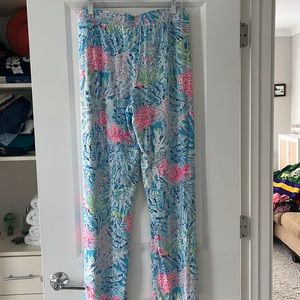Lilly pants size large like new.